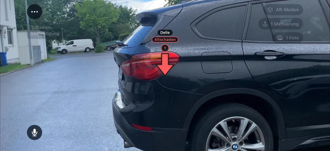 iPhone-Bildschirm mit einem AR-Marker am Fahrzeug im Kamerabild.
