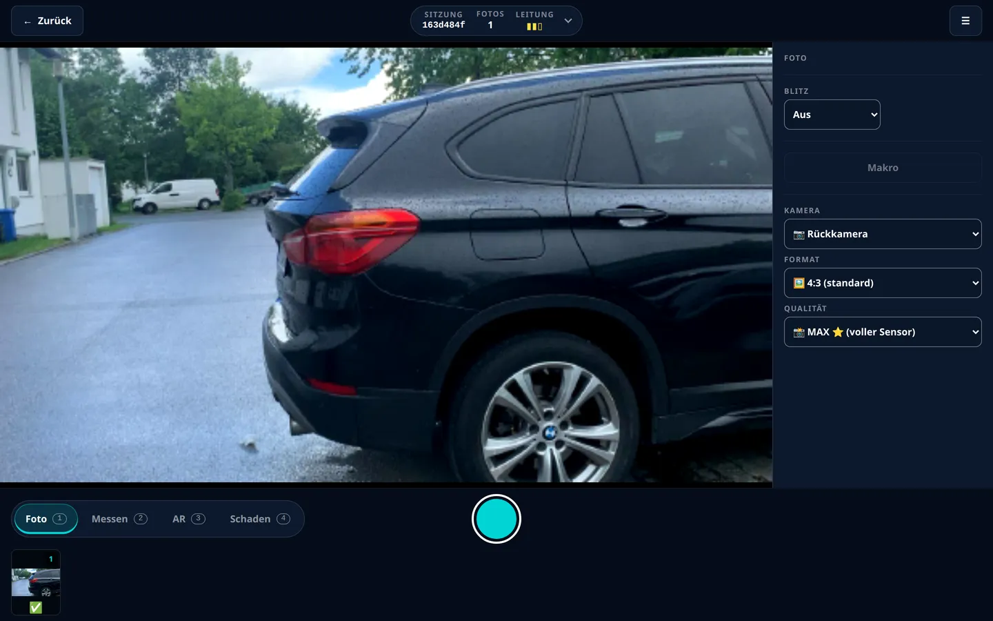 Dashboard im Modus Foto mit Auslöser, Zoom-Einstellungen und einem Filmstreifen der aufgenommenen Fotos.